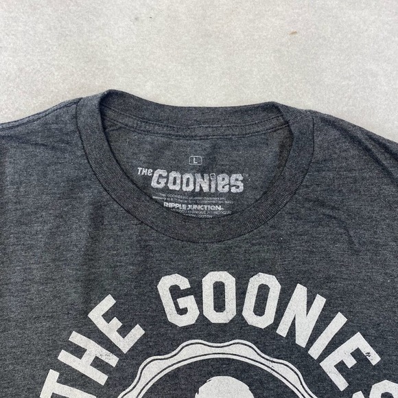 The Goonies Never Say Die Tee Thrifted Vintage Style Size L - Picture 9 of 10